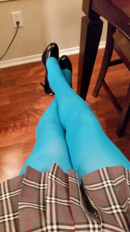 dancing-with-a-dragon:Im so loving this color. Nothing like colored tights and love wearing them to.
