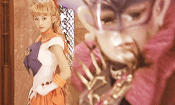 sailorfailures:luna-whiskers:there has never been so much eyefucking in one gifset see how Venus kis