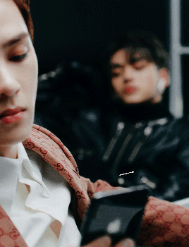 weishenkun:jet set n.wealthy and fashionable people who travel widely and frequently for pleasure