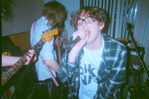 comakid:this is a picture of teen suicide in a pizza joint 