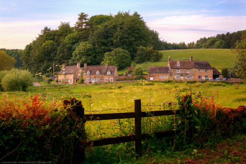 vacilandoelmundo:With rolling hills, rows of honey-colored cottages, and stone bridges, the Cotswold