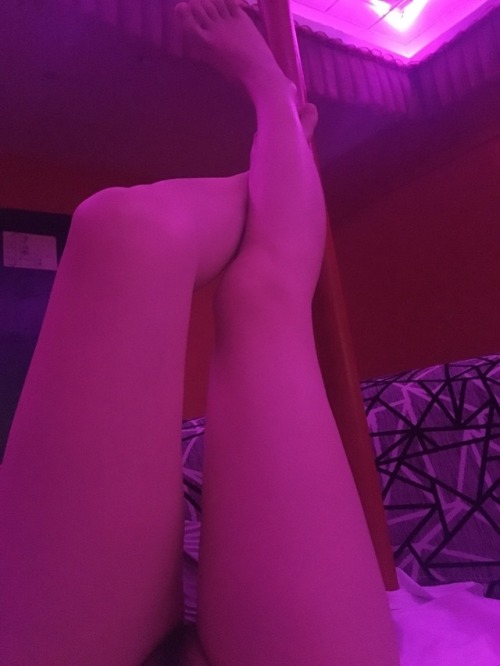 leoyuqi: zfq52: 没有大小哥哥，一个人在酒店……好无聊呀好无聊……坐标重庆，有在重庆的朋友吗？ 我在想 下次妹纸投稿，要附带一个地
