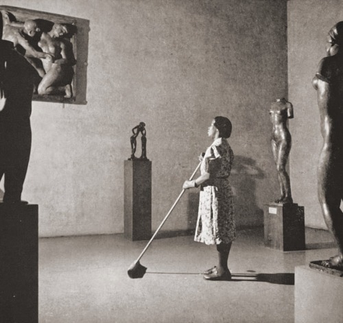 luzfosca: Fritz Henle, Cleaning woman in MOMA, 1950s source