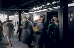 tamburina:  People getting on the Third Avenue elevated train (El) on the East Side of Manhattan, 1951, by Esther Bubley 