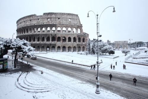 eccellenze-italiane:Neve al Colosseo, Roma.