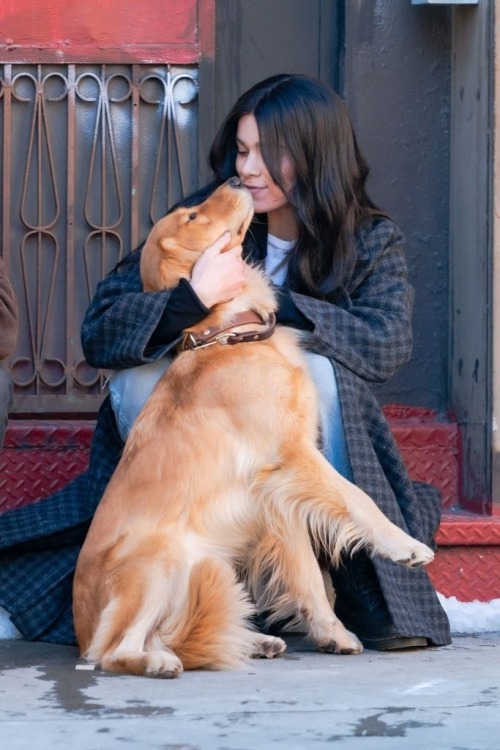 hailesteinfeld:Hailee Steinfeld as Kate Bishop and Jolt as Lucky the Pizza Dog on the set of ‘Hawkey