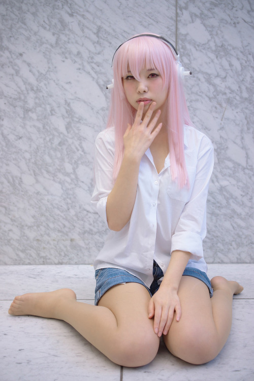 Super Sonico (wearing sheer pantyhose) by Japanese girl Hiiragi Haruka.