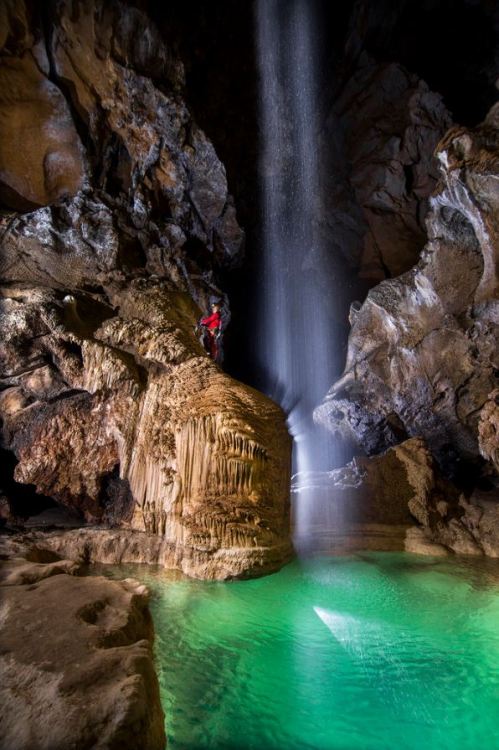 Cueva de Coventosa, Cantabria / Spain (by Adrian Vazque Fernandez).