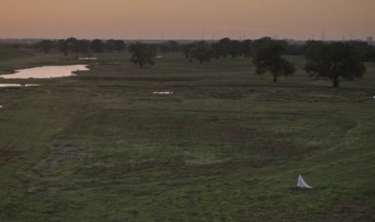 jasminejarss:A Ghost Story (2017) dir. David Lowery“I’m waiting for someone.”                                                “Who?”                                                                               “I don’t remember.”