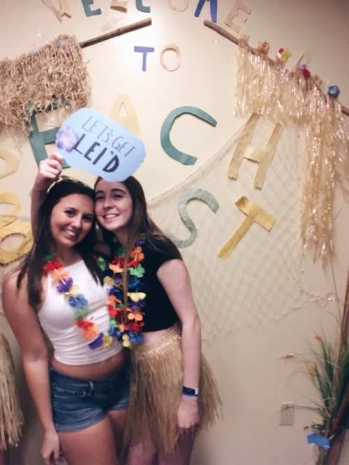 littleprincessofthestars:    ⭐ One lucky person who REBLOGS this will win a free uncensored nude! ⭐  Hawaiian night at the pub… sadly, I did not get lei’d but… I did drunkenly give a guy a blowjob in bathroom stall. The room smelled like piss,