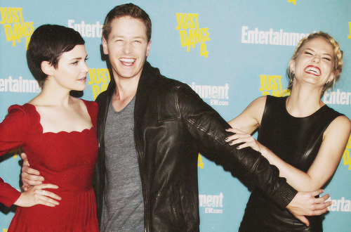 swanbug:   #omg imagine the charmings trying to take a family photo #emma look at