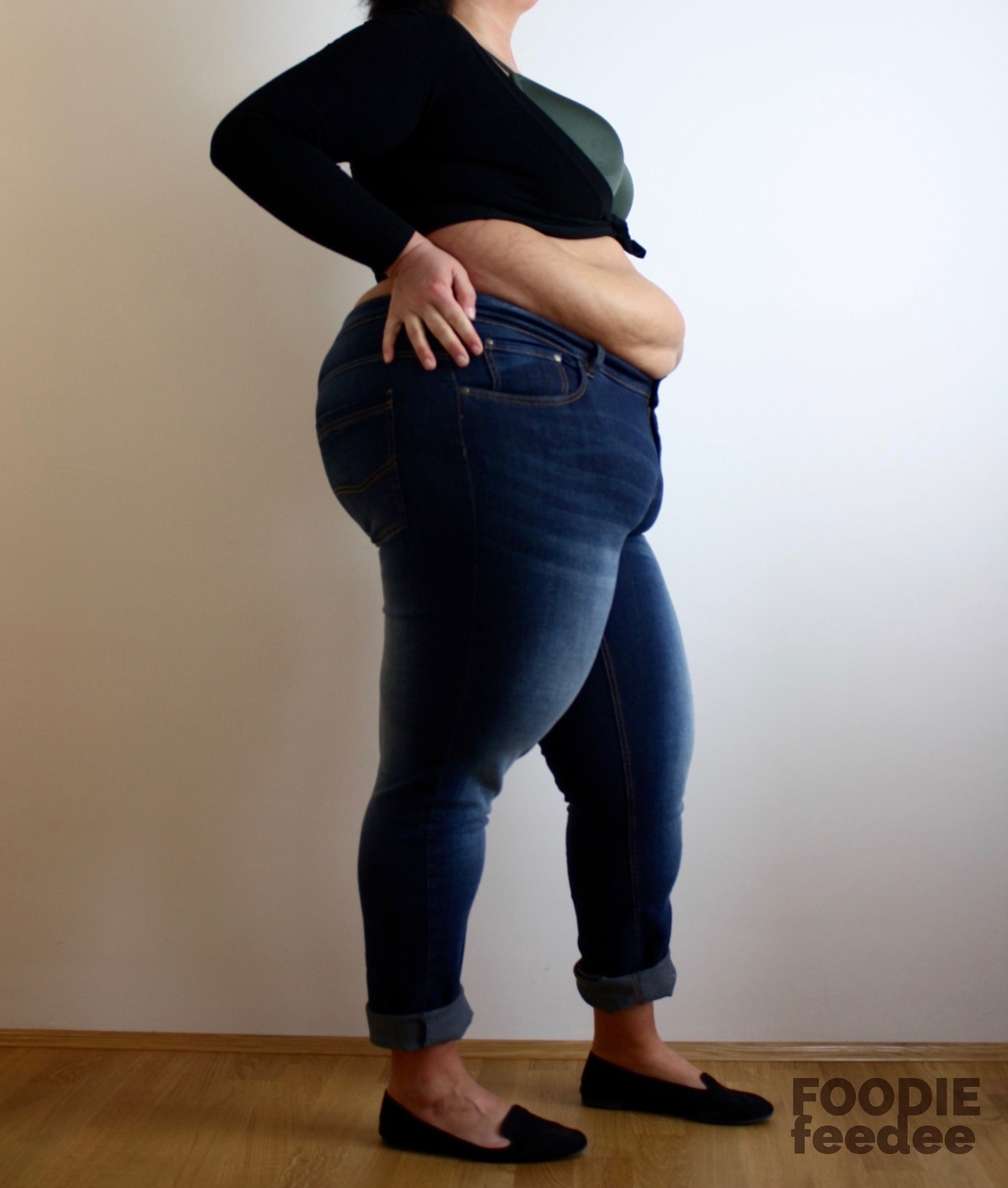 foodiefeedee:  high quality pants holding back bulging belly 
