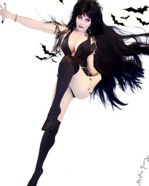 therealelvira:  #flashbackfriday … Release the bats! #elvira #mistressofthedark #cassandrapeterson #austinyoung   hnnng!~ <3 <3 <3 <3