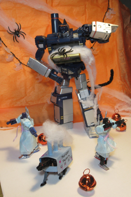 robot-reference: playing mean tricks on your kids!!!! bad soundwave