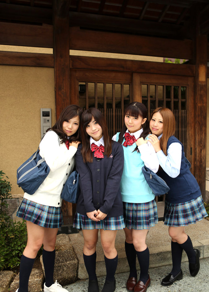 onnaonnaonna:    桐原りな 荒木まい 西島みずき 百瀬かな  