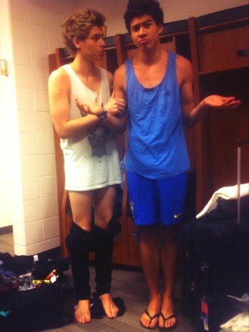 fivesexesofsummer:  the fucking height difference  luke is gigantic and it scares me idk