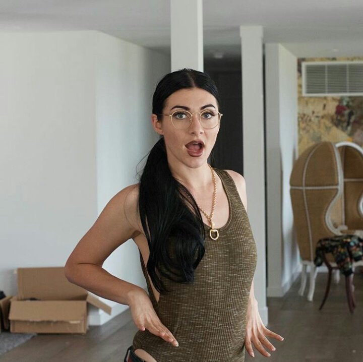cutegirloftheday:  Cute girl of the day is Qveen Herby!