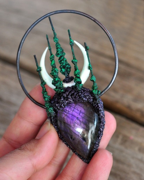 sosuperawesome: Sculptures and Jewelry, by Umay Design on Etsy See our ‘crystals’ tag