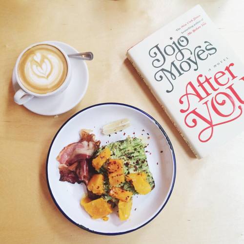 Avo Smash | #jojomoyes #twohands #breakfast #nyc (at Two Hands NYC)