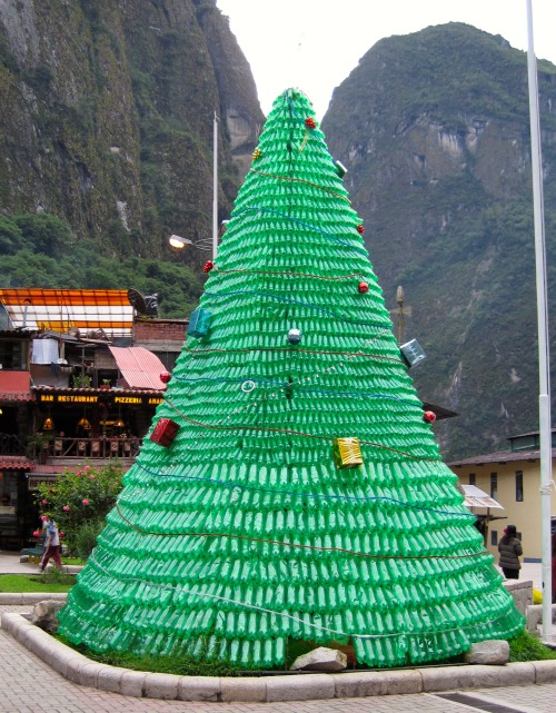 Árbol de Navidad hecho de botellas de refresco descartadas, Aguas Calientes, Perú, 2010.Interesting 