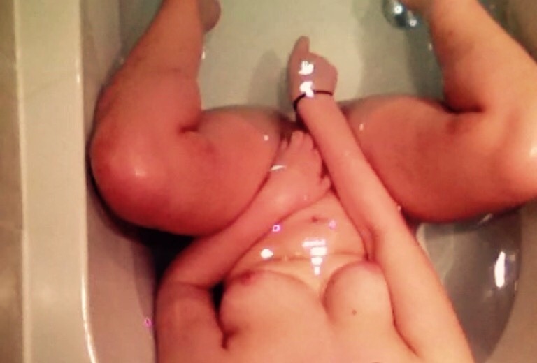 cuteylittlepie:  bath time escapades 🙊