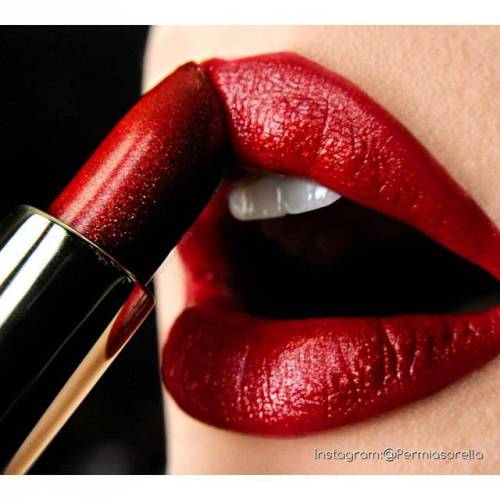 @urbandecaycosmetics01 Metallized Vice Lipstick in &ldquo;HEAT&quot;____Inquiries:Permiasorella@gmai