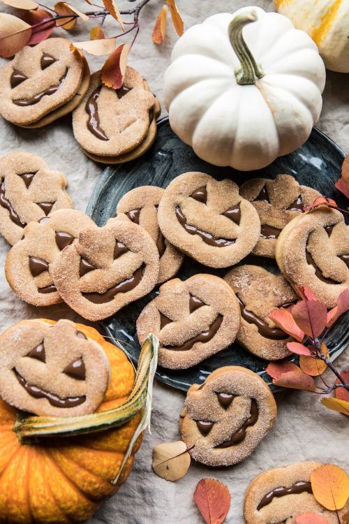 sweetoothgirl:milk chocolate stuffed jack-o’-lantern cookies