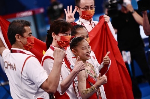 agathacrispies: Guan Chenchen of Team China celebrates with her silver medalist teammate, Tang Xijin