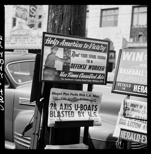 bigcheese327:  onceuponatown:  Los Angeles street scenes. 1942.  More slice-of-life pics. 