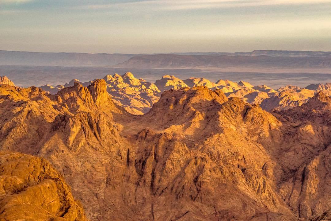 egyptpassion:       The sky takes on shades of orange during sunrise and sunset,