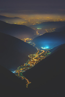 visualechoess:  Una Valle di Luci by: Michele Rossetti  