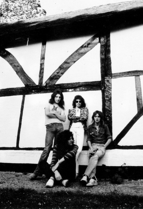 fuckyeahmercury:Queen pose for a group portrait outside Ridge Farm Studio during the recording of th