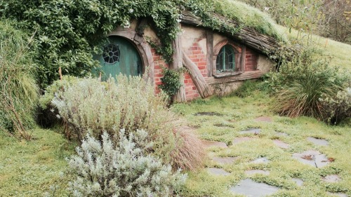 seansavestheworld:  becauselotr:  I don’t believe there is a single person in the world who wouldn’t live in Hobbiton if given the opportunity   I’d take that opportunity in a second 🙋🏻‍♂️