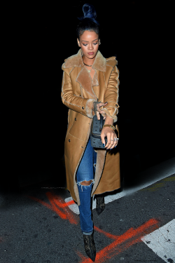 arielcalypso:  Rihanna at “40/40″ nightclub