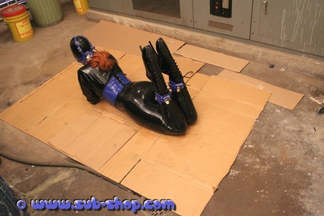subshopnicole:  Flirting with her tush and legsSub-Shop