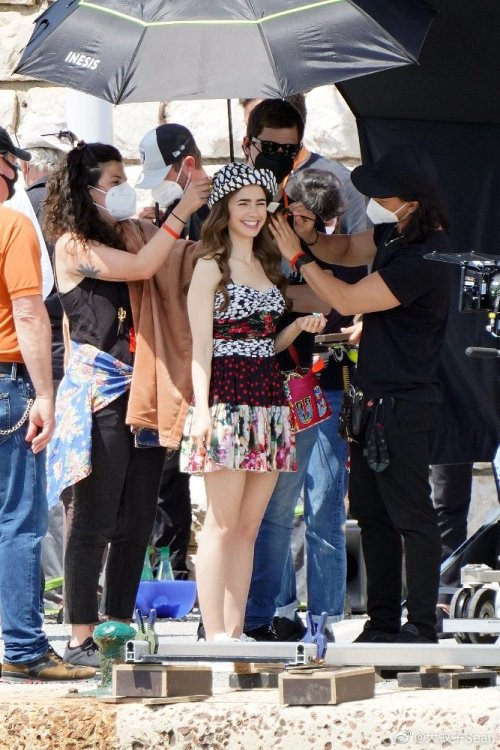  Lily Collins filming Emily In Paris in Villefranche-sur-Mer (Côte d'Azur), May 9. 