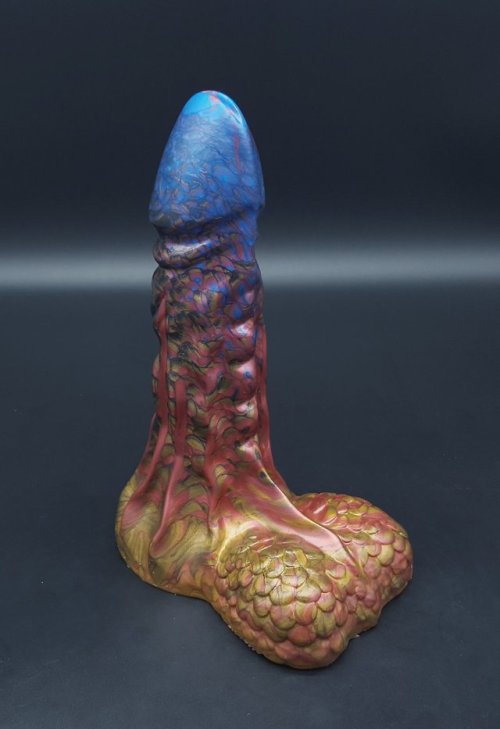 Marco of Uberrime Handmade Dildos does perhaps the most mind-blowing colorations, marbles, fades, AN