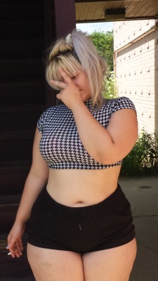 tiinysatan:  body positive post!! my curves are insane i am proud 