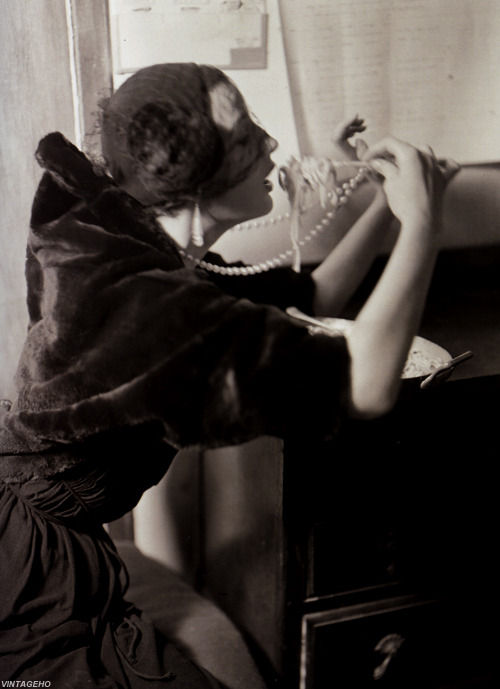 vampdreaminginhollywood:  Wenda Rogerson by Norman Parkinson, Vogue, 1949 