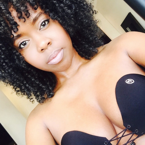 Ayisha Cottontail SneakyVaunt girl-crush-worthy cleavage!