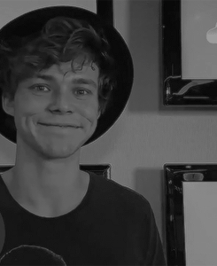 ashtoniirwiins:  28/? Gifs of Ashton Irwin 