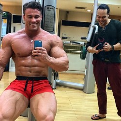 hotguysabound:  drwannabe:  Calum von Moger  Just focus on Calum, not whatever that is behind him (seriously, flip-flops?)