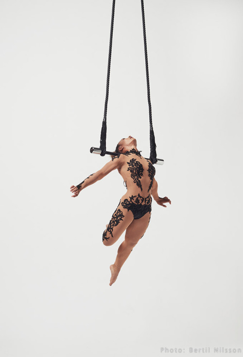 nationalcircus: Trapeze x 5 Dance and swinging trapeze. Photography by @bertilnilsson Nathalie Mich