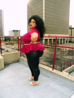 ashleighthelion:  Big Cities and Big Girls. 