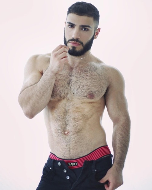 le-masculin:Follow  le-masculin for more hotties !Hotmangr2