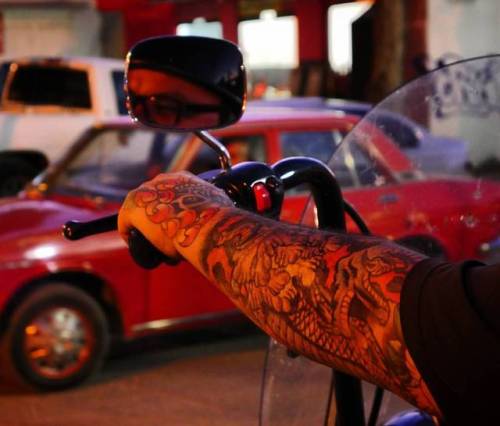 Waiting for the light&hellip; #harleydavidson #roadking #tattoosleeve #tattoos #mobmc #mobsters