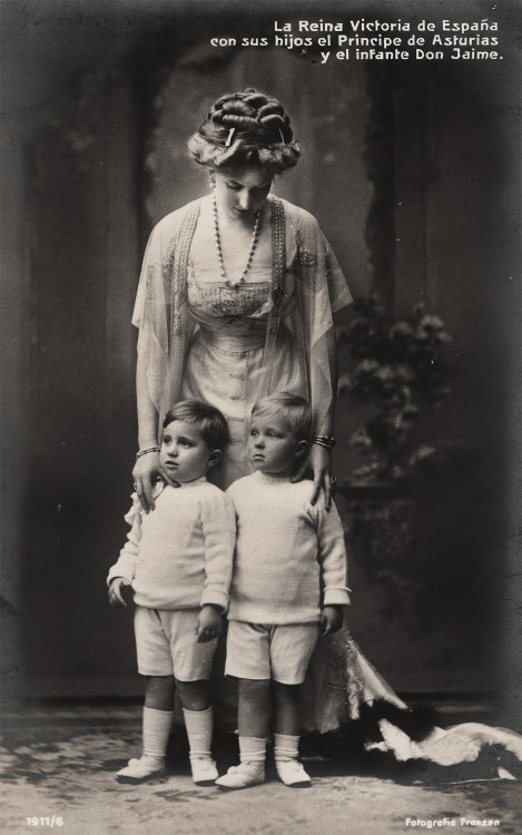 romanovsonelastdance:Romanov relatives: Victoria Eugenie with her sons Alfonso and Jaime. Victoria E