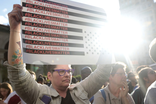 huffingtonpost:  Thousands Of New York Protesters Rally In Solidarity With Balitmore’s Freddie GrayNEW YORK – A New York police officer was hurt and at least a dozen people were arrested Wednesday as thousands of protestors gathered in support of