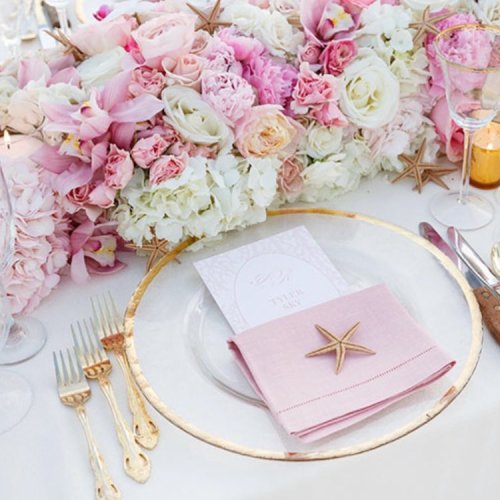 Lve this chic beach wedding table setting! #starfish #beachwedding #chic #romantic #tablesetting #fl