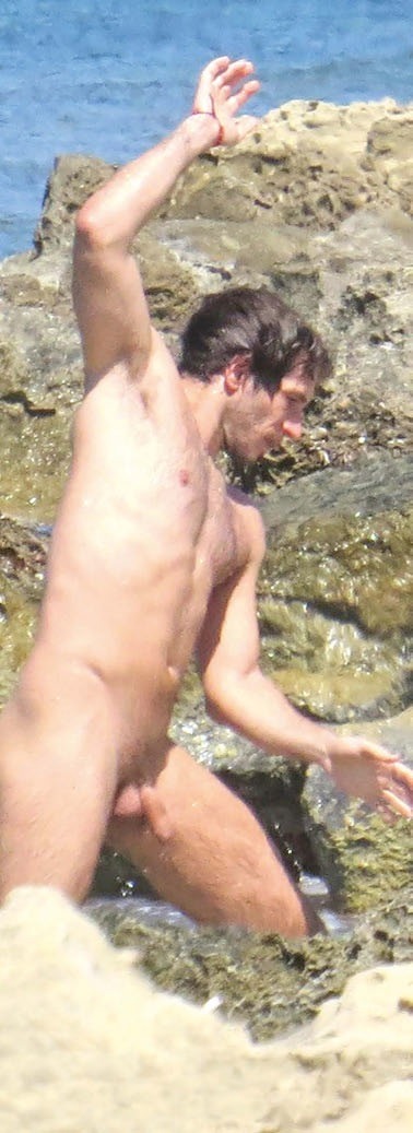 biblogdude:  famousmaleexposed:  Quim Gutierrez  caught naked at beach! Follow me